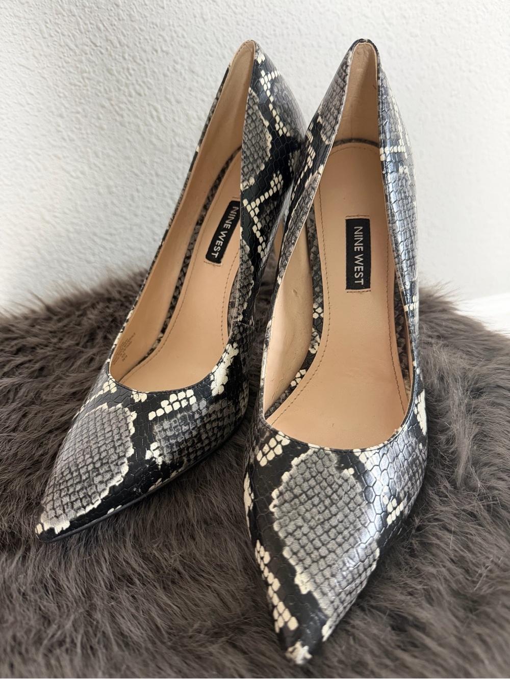 Nine West Black & Gray Snake-Print Pointed Pumps